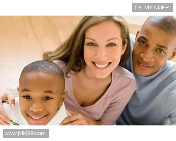 黑人足球明星与白人妻子的爱情故事揭示跨种族婚姻的美好与挑战