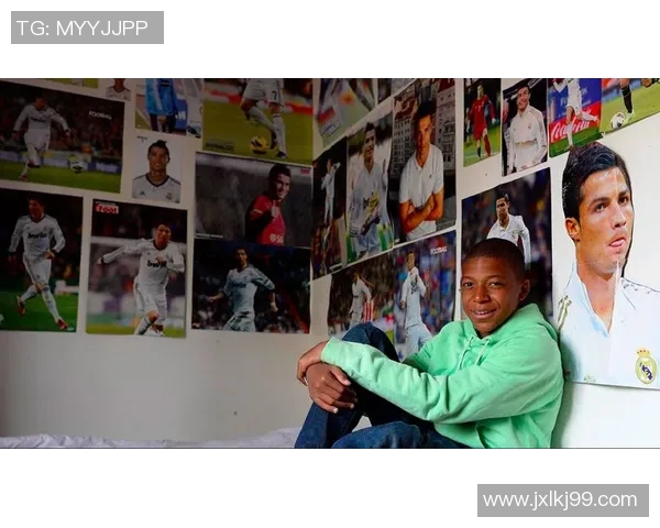 足球明星姆巴佩挂件热销引领潮流的运动时尚新选择