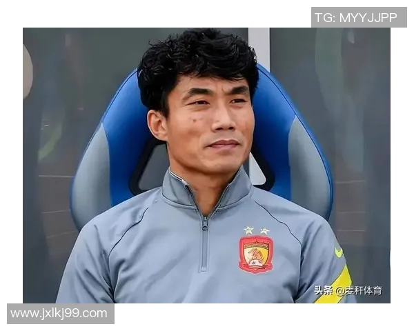 现任国家足球队主教练的执教理念与战术分析探讨